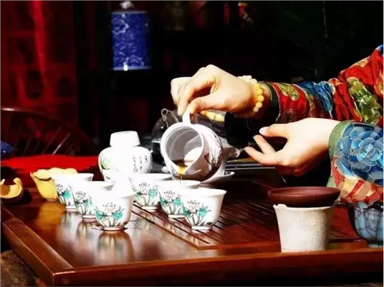 茶艺之道，倒茶手法的精湛艺术