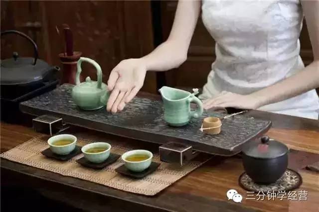 男士用盖碗泡茶的手法，传统与现代的完美结合