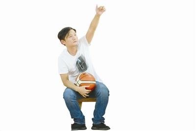 女士右手搭在左手，一种无声的语言与内心的表达