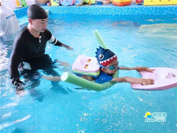 少儿游泳培训视频，掌握水中安全技能的关键