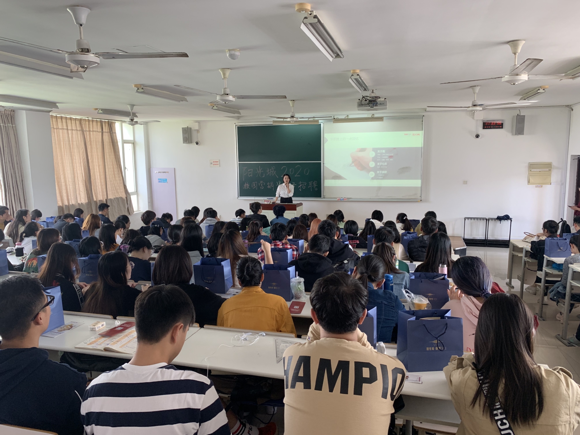 校友企业招聘会，连接校园与职场的桥梁
