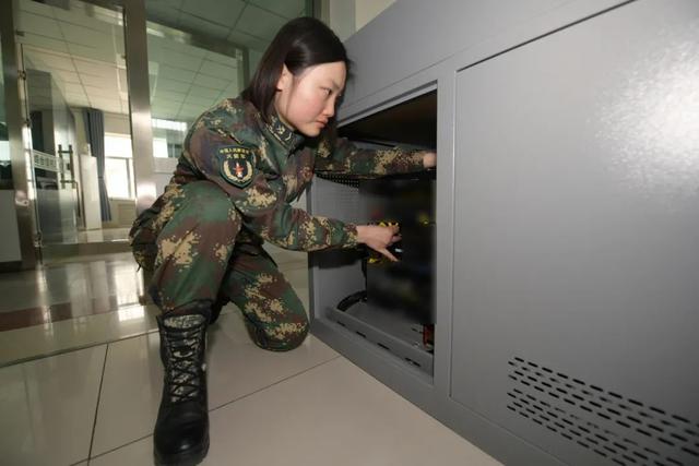 女兵执勤，坚守岗位，展现巾帼风采