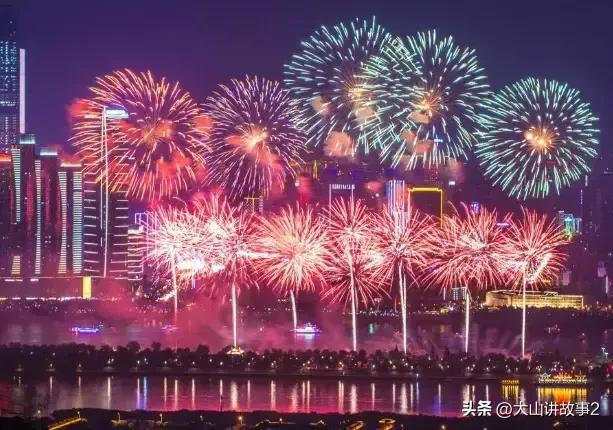 欢迎炮仗烟火，传统庆典的热烈氛围与现代文化的融合