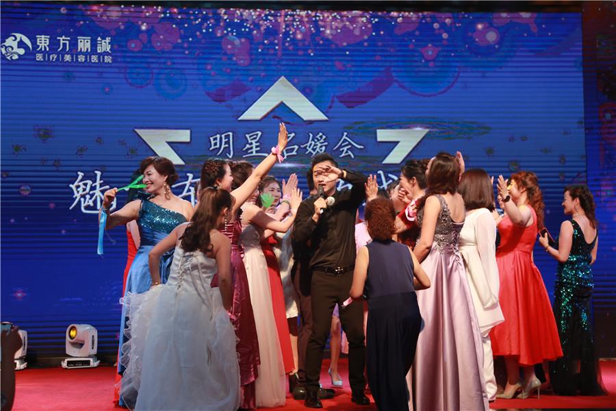 高空烟火燃放，璀璨之夜的独特魅力