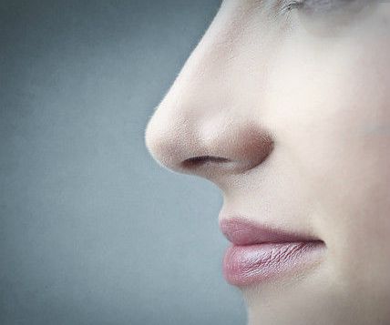鼻子塌的人怎样使鼻梁变高——全方位解析鼻梁增高方法