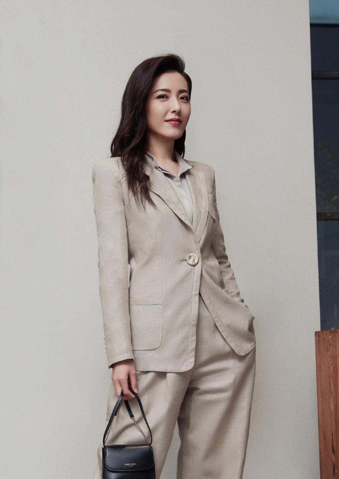藏蓝色风衣搭配效果图，时尚魅力的完美演绎