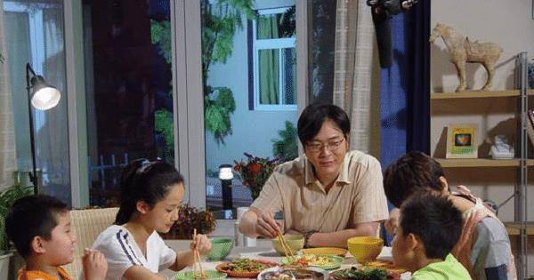 剧组吃饭，团队凝聚力的瞬间