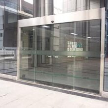 钢化玻璃门价格及其相关因素探讨