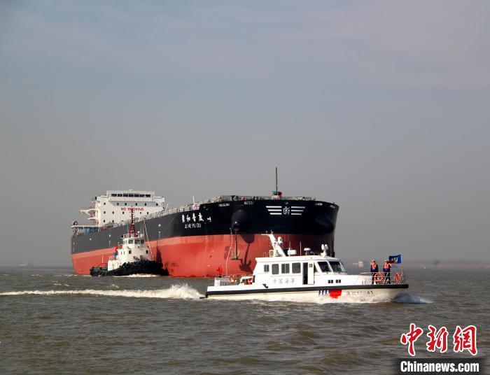 揭秘长江货运船，一艘载重达11000吨的巨轮之旅