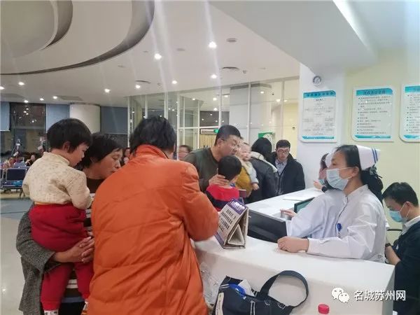 儿童医院小夜诊的专家团队，守护生命的温暖守护神