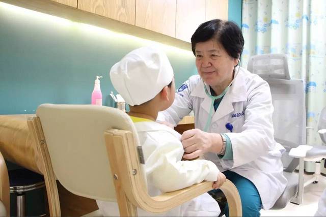 小儿内分泌专家，守护儿童健康的守护者