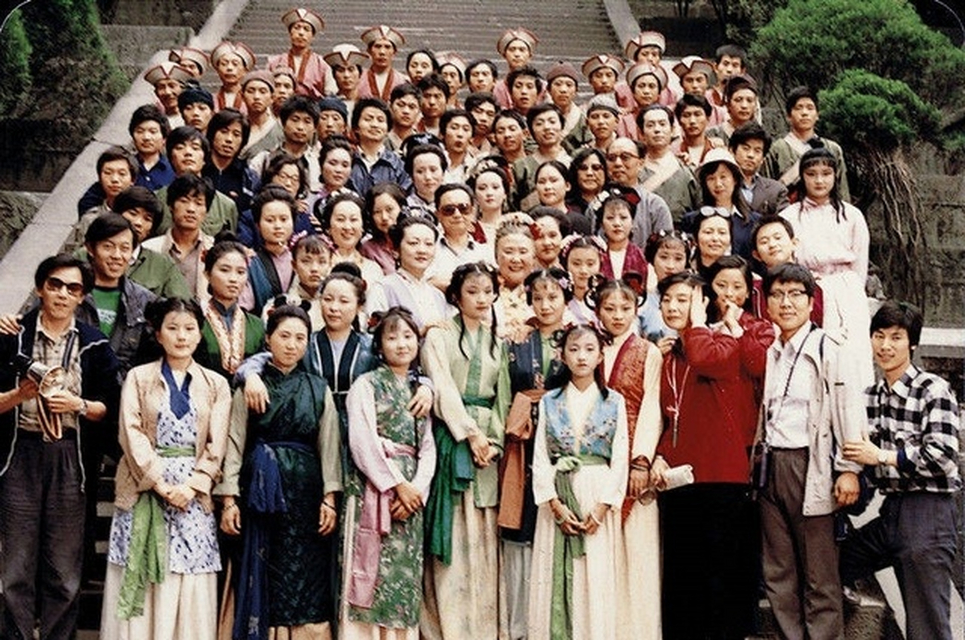 红楼梦剧组30年再聚首视频，时光倒流，重温经典情怀