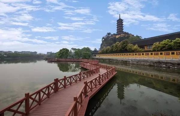 镇江市内长江流，历史、文化与自然的交织
