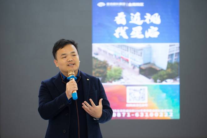 眼科领域的璀璨明星，眼科专家于刚