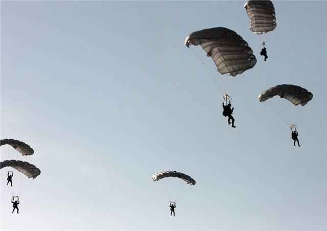 伞兵可以打死吗？——对战争伦理与军事现实的探讨
