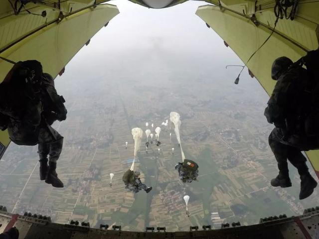 伞兵高空跳伞，挑战极限的勇气与技艺