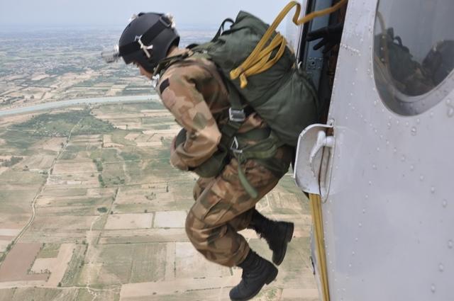 伞兵高空跳伞，挑战极限的勇气与技艺