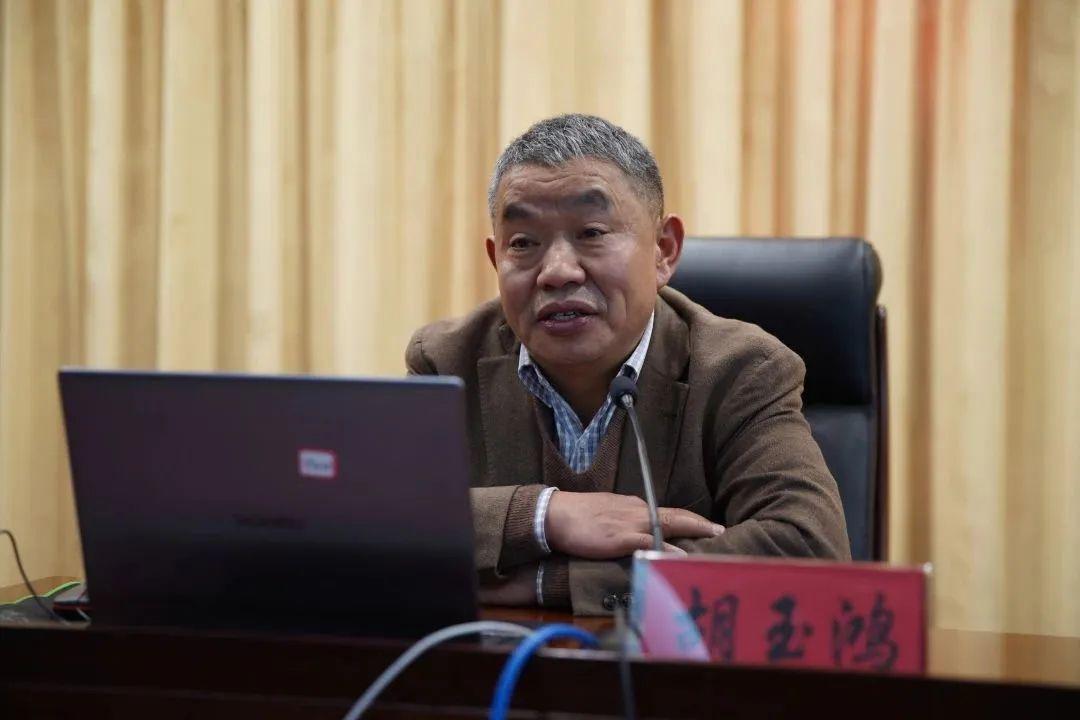一本书的多个主编，协同合作与独特视角的融合