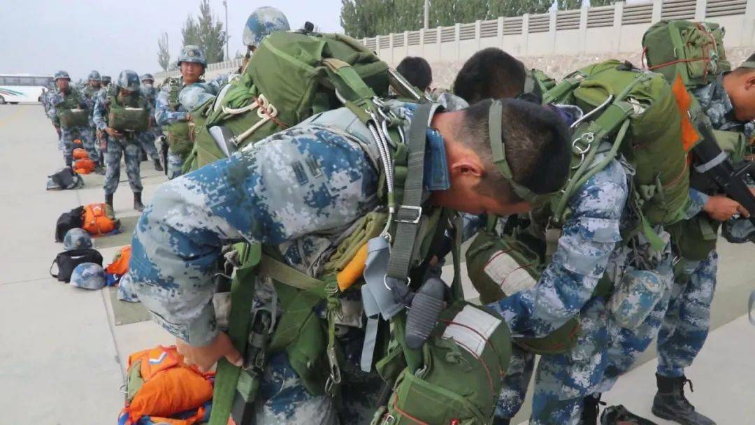 伞兵的背包上的荣耀与责任