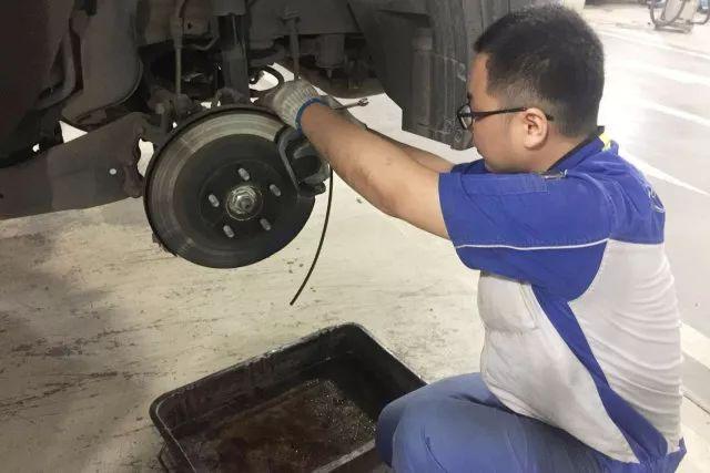 自动制动图标，汽车安全的新守护者