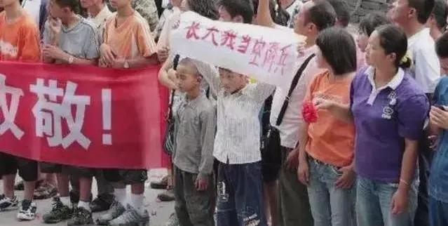 外媒评价汶川地震中的伞兵救援行动