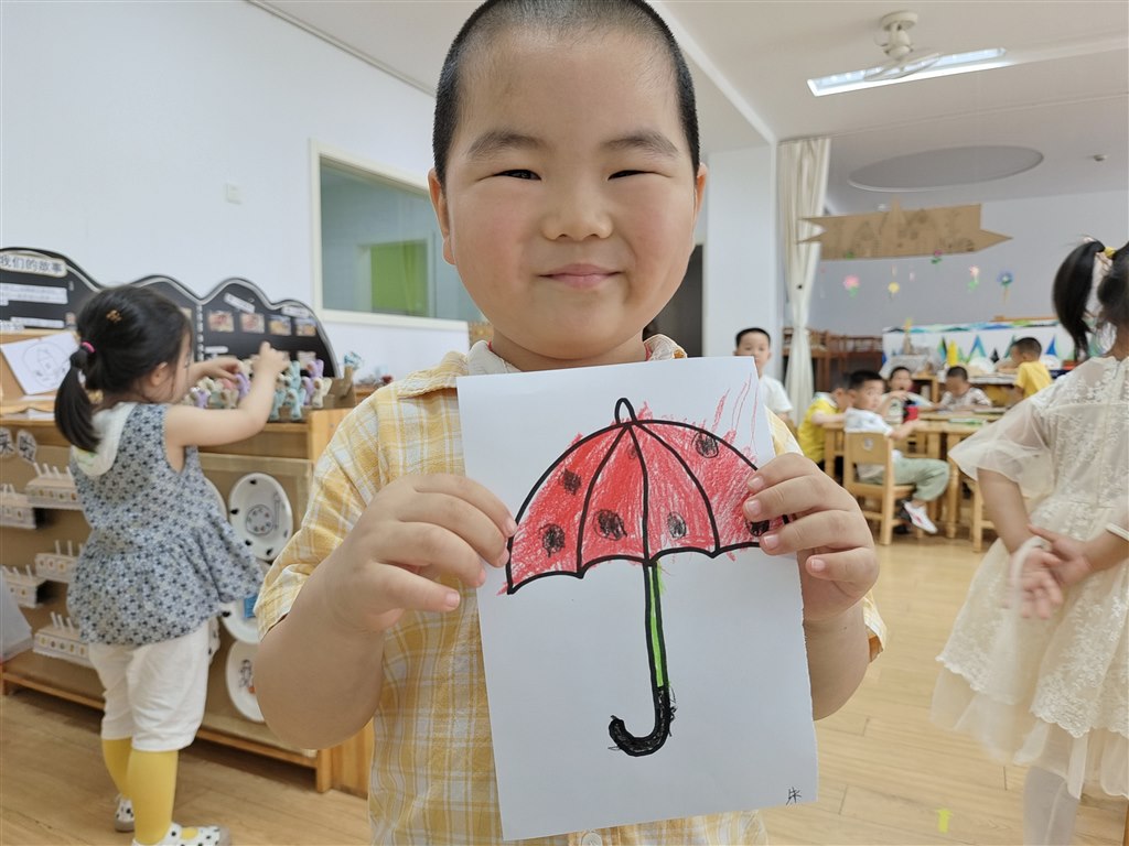 小班美术课程，小花伞的创意绘画之旅