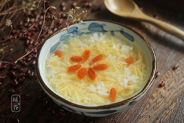 酒酿蛋花甜汤，一道传统美味的养生佳品